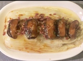 step6: 用原隻鍋加少許油、薑片，將香菇以醬料煮5分鐘，再以玉米粉開水煮成醬汁，倒入蔬菜上，最後放上香菇片便成。



想知道我更多食譜，可去我Facebook 專頁。
https://m.facebook.com/carlineki/