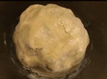 step1: 饀餅皮材料：
1-1/4 杯麵粉
150公克（g) 牛油 
2- 4 茶匙冰水
熔好牛油適量


將麵粉放入一個大碗中，加入牛油和冰水，用指尖將牛油和麵粉攪混合2分鐘，直至成為一個麵糰。然後將麵糰放在碗內，用保鮮紙包裹著20分鐘。