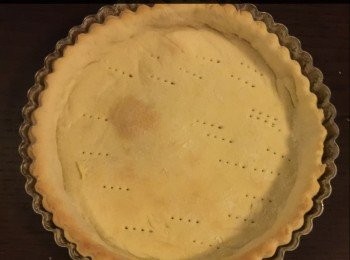 step2: 將焗爐预熱至190度，準備一個20厘米的圆形批盆，用已熔好的牛油，將整個餡盆塗上牛油，備用。

將麵糰撒上一些麵粉於平檯上，楺成一張餅皮狀，並置放在沿著餡盆的型狀壓在餡盆模內，放入焗爐焗20-30分鐘，直至饀餅皮熟。