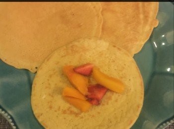 step5: 完成班戟皮後，將一張班戟皮，放入士多啤梨粒和芒果後，再加1湯匙鮮淡忌廉