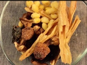 step2: 配料：1包齋什包括：-
雲耳 Black Fungus
腐竹 Dried Beancurd
發菜 Black Moss
粉絲 Vermicelli 
白菓 White Nut
紅棗 Dried Red Dates**
香菇 Mushroom
金菜 Dried Lily Flowers
（以上材料洗淨，用暖水浸20 分鐘後，待用）。


**附註：另加自家紅棗8粒（齋包內的紅棗不靚），然後將紅棗去核及洗淨。