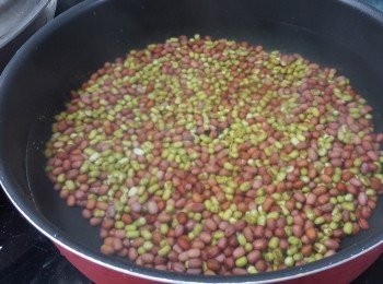 step1: 紅綠豆提早一日放入雪櫃浸一晚