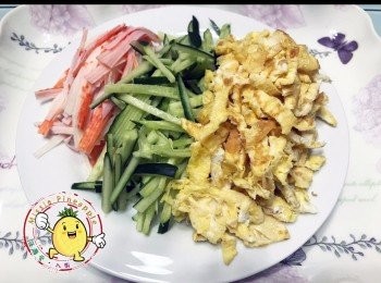 step3: 雞蛋煎成蛋皮切絲丶蟹柳及青瓜也切絲備用。