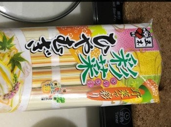 step1: 彩色麵先用熱水煮5分鐘軟身，立即用冰水過冷河，再預備一個大碗放入冰塊及加入冰水。