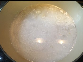 step2: 加入椰漿，試味後加入適量糖，煲約五分鐘。