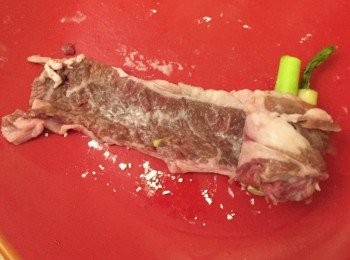 step1: 蘆筍先切段，肥牛朝天那一面𣾴生粉後，再一起卷好。
*卷起時需微微卷實