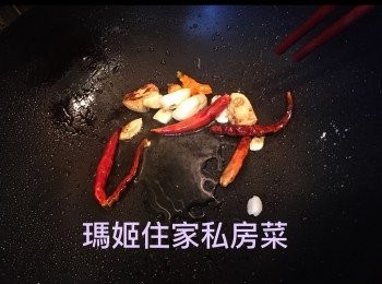 step6: ～金菇及糖芹洗乾淨👉🏻蒜頭滅衣👉🏻乾辣椒沖洗
～熱鑊下油👉🏻爆香蒜頭及乾辣椒