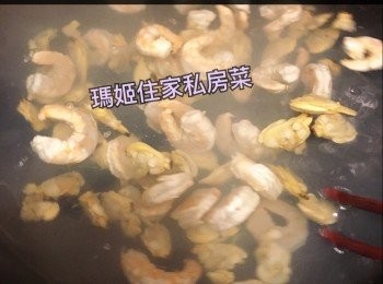 step4: 急凍蝦仁及蜆肉預先融雪👉🏻沖乾淨水👉🏻落雞粉撈勻👉🏻用煲 煲少量滾水落蝦仁及蜆肉氽水2分鐘👉🏻