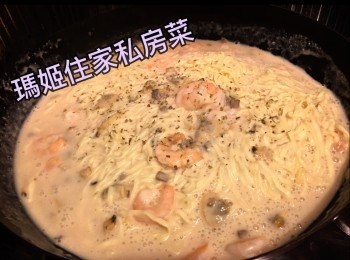 step9: 再落伊面繪一陣（你會見到個湯底開始濃縮）👉🏻最後灑下香草
完成～