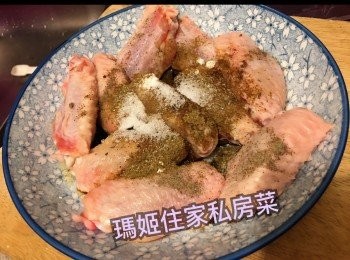 step2: 然後放入醃料👉🏻最少醃30分鐘以上(如果怕<a href="https://bit.ly/3zHU5V3" target="_blank" data-keyword="雞翼" class="guide-link"><strong>雞翼</strong></a> <span style="display:inline-block;vertical-align:middle;margin-top:-3px;color:initial;border-radius:3px;padding:2px 3px;font-size:12px;line-height:14px;background:#87d300;color:#fff;">即買</span> 唔夠入味，可預先用刀仔或叉喺<a href="https://bit.ly/3zHU5V3" target="_blank" data-keyword="雞翼" class="guide-link"><strong>雞翼</strong></a> <span style="display:inline-block;vertical-align:middle;margin-top:-3px;color:initial;border-radius:3px;padding:2px 3px;font-size:12px;line-height:14px;background:#87d300;color:#fff;">即買</span> 背面拮一下）