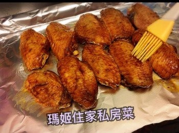 step3: ～200度預熱焗爐5分鐘👉🏻焗爐盤上放上錫紙👉🏻放入<a href="https://bit.ly/3zHU5V3" target="_blank" data-keyword="雞翼" class="guide-link"><strong>雞翼</strong></a> <span style="display:inline-block;vertical-align:middle;margin-top:-3px;color:initial;border-radius:3px;padding:2px 3px;font-size:12px;line-height:14px;background:#87d300;color:#fff;">即買</span> 