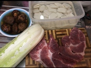 step1: 先將年糕切片浸水備用
冬菇浸水切條
津白洗淨切片
梅頭豬肉切小塊，再用糖、豉油、酒、生粉醃15分鐘
