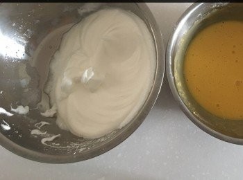 step1: 先將蛋白蛋黃分開，蛋黃的一邊放奶，低筋粉，baking powder 一齊攪混