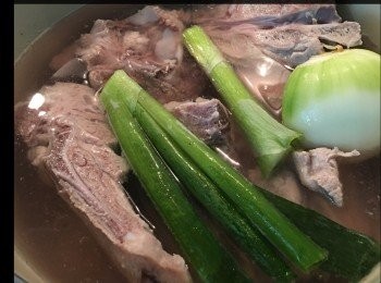 step1: 首先將豬骨飛水，用煲煲滾水後熄火放豬骨焗 15分鐘，之後換過一煲新既水開始<span class="group_1">煲豬骨</span>，呢個時候放半個洋蔥同葱一齊煲大約 1個鐘