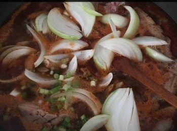 step2: 將排骨，洋蔥，所有<span class="group_3">醬料</span>放落鑊中，煲大約 40分鐘