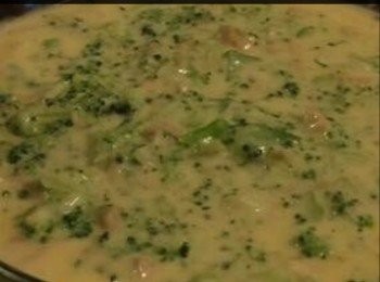 step3: 熱鍋加少許油，將餡料切達芝士，牛奶，鮮奶油和雞蛋（雞蛋打勻）煮片刻，加鹽和白胡椒粉調味後，倒入饀餅內，再放入焗爐焗30分鐘後，直至黄金色取出。