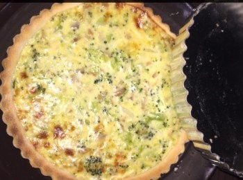 step4: 最後撒上剩餘的切達芝士茸於饀面上，再放入焗爐焗10分鐘取出，待冷卻後除去饀餅盆便可上桌。



想知道我更多食譜，可去我Facebook 專頁。
https://m.facebook.com/carlineki/