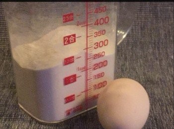 step2: 將自發粉，發酵粉開水攪均，加入蛋攪拌到像麵糊備用。