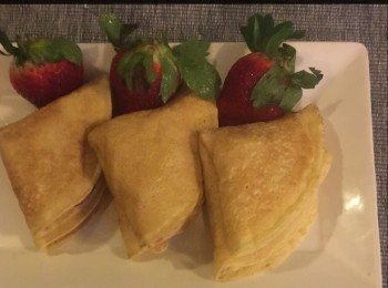 step6: 然後將班戟皮對摺包口，再對摺一摺便成。