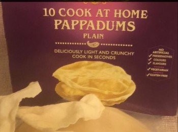 step4: 將3片pappadums( 印度薄餅 ）放入微波爐內20秒，直到薄餅漲大為止，可伴以辣扁豆一起吃，十分香脆.


附註：如果以上調味料不夠辣，可自行加、減辣味。


想知道我更多食譜，可去我Facebook 專頁。
https://m.facebook.com/carlineki/