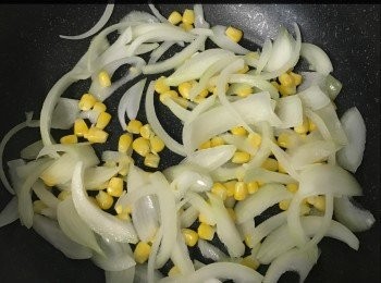 step1: 首然把洋蔥同栗米炒香😊