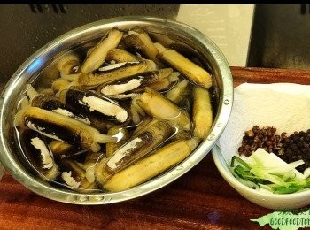 step1: - 蟶子浸水吐沙（約半小時）