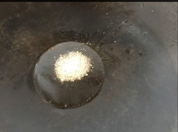 step7: 洗淨鑊，加入生油約1湯匙，加下鹽約半茶匙，爆香。