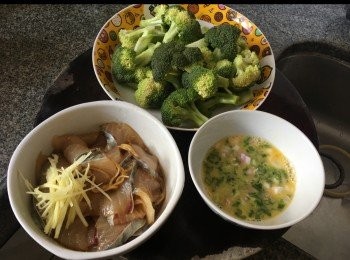 step2: 西蘭花切成細棵，用少許淡鹽水浸片刻，洗凈。

雞蛋打散，加入蔥粒，少許蔴油拌勻。

鯇魚片加入豉油1茶匙，生油1茶匙，糖，胡椒粉，薑絲各少許同拌勻，候用。