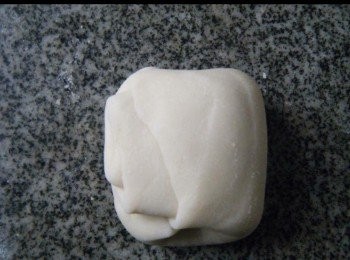 step5: 請參考我專業［ 老婆餅之拍酥皮 ］做成三摺疊
用保鮮膜蓋好，以免吹乾，醒麵15分鐘