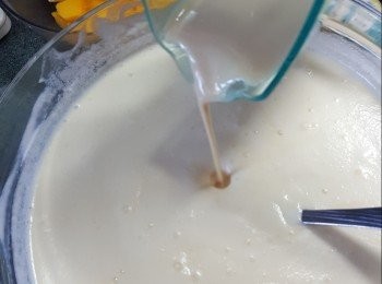 step7: 再加入40g淡奶（花奶）拌勻