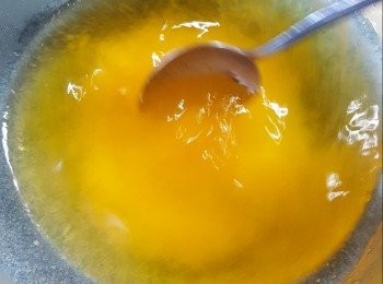 step2: 煮滾240g滾水，將一盒啫喱粉開溶