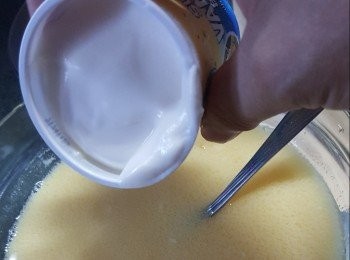 step6: 加入一杯細裝150ml雲呢拿雪糕拌勻,或芒果雪糕亦可以（雪糕可先溶解會較易拌勻）