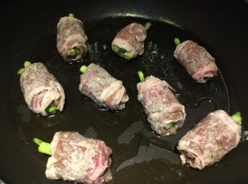 step3: 落少量油大火開鑊，油熱後，再轉中火，放下肥牛卷，慢煎一面。