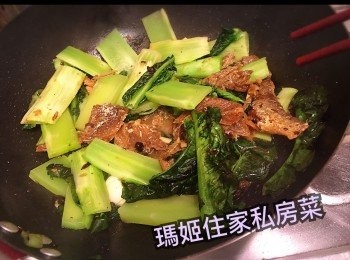 step2: ～蒜頭搣衣（喜歡原粒炒或者喜歡蒜粒炒都可以）
～燒熱鑊👉🏻打開豆豉鯪魚罐頭蓋👉🏻倒出罐頭內的油👉🏻落蒜頭👉🏻爆香落萵筍炒👉🏻讚半瓶蓋米酒👉🏻炒呀炒👉🏻見半透明或軟身👉🏻落雞粉或鹽👉🏻兜兩下👉🏻落晒全罐豆豉鯪魚炒均勻
完成