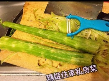 step1: ～萵荀滅去葉（其實D葉可以唔好掉，都可以用來炒菜或做沙律）👉🏻用刨👉🏻批走表面硬👉🏻洗乾淨👉🏻然後切片或滾到切👉🏻備用
