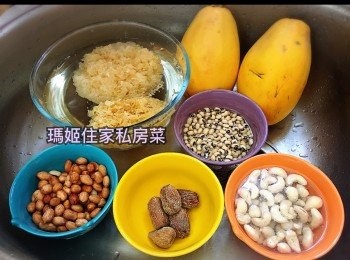 step1: ～生花生預先浸一晚👉🏻洗乾淨備用
～眉豆 生腰果用水浸一陣👉🏻洗乾淨備用
～蜜棗沖沖水備用👉🏻雪耳用凍水浸軟去硬蒂（即係黃橙色位置）