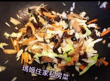 step3: 再落椰菜絲炒👉🏻讚少許米酒👉🏻再落埋甘筍絲炒軟👉🏻最後落木耳絲炒👉🏻落雞粉調味