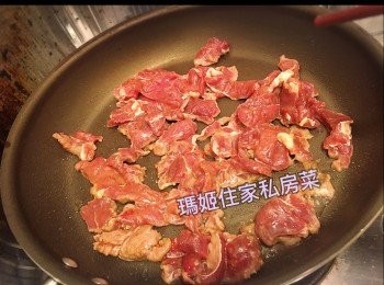 step6: 熱鑊下油👉🏻中火👉🏻落牛肉鋪平