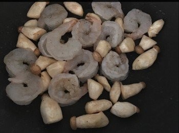 step2: 先炒蝦同菇，八成熟攞起放落蛋醬
