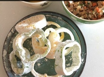 step2: 洋蔥圈圈同青椒圈圈沾上麵粉 (想平均沾上麵粉，可以用膠袋放入 2匙麵粉同圈圈一齊搖幾下)然後沾上蛋醬，先將圈圈放落鑊，然後放材料入圈內，煎兩邊就 ok 了