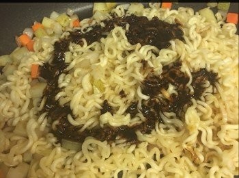 step2: 待麵軟身後，落鑊一齊同其他材料一齊炒，包裝內有醬，將醬落鑊同其他料一齊撈，此刻可熄火，撈勻後食得