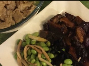 step2: 毛豆以滾水煮3分鐘. 乾水後，去豆殼取出內裡的豆備用。香菇泡水15 分鐘後，去乾水(香菇水以湯碗盛着備用）。

烤麩洗淨，將它以熱水泡片刻後，過冷水，去除水份. 將烤麩撕成一小塊。