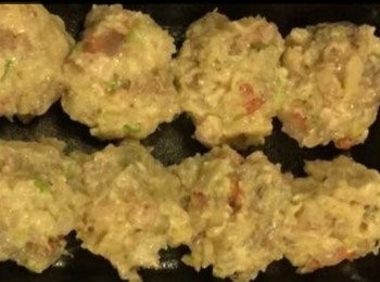 step2: 將新鮮蝦洗淨後，以刀拍後，成變成漿狀。

加入切粒的葱花，蛋漿，麵粉和小量水，一起去搓成一粒粒的小丸子。