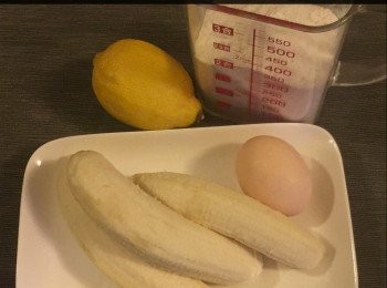 step1: <span class="group_1">食材</span>：
香蕉2-3隻。
低筋麵粉1-1/2杯
蛋2個，打成蛋漿。
鮮奶 120ml（或只加水都可以）。
發粉1茶匙。
鹽半茶匙。
檸檬汁1茶匙。
糖粉少許。
鮮忌廉少許。