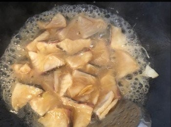 step10: 輕輕用鑊鏟返轉，（請不要亂炒）煮至魚片變白色，約8成熟。