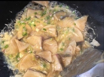 step11: 加入蔥花蛋液，用鑊鏟貼住鑊底，輕力打圈至蛋液均勻，可加入少許熟油，成滑蛋芡，熄火。