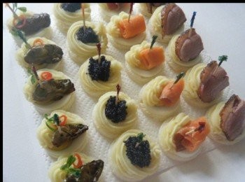 step3: 用花簽拮上各式肉類，魚子醬用小匙放上，再加上荳苗，紅椒圈裝飾，便成。