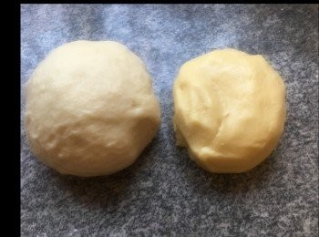 step2: <span class="group_1">水皮</span>材料：同搓至略起筋，光滑，用保鮮紙蓋好，醒麵30分鐘

<span class="group_2">油酥</span>材料，用摺疊方式，摺成糰，蓋好醒麵30分鐘。（可參考我專頁之［牛<span class="group_2">油酥</span>皮摺疊成糰］）

註：
天氣熱時，可放雪櫃普通格醒麵