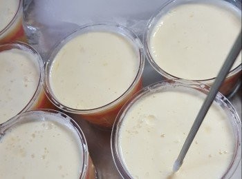 step9: 將芒果布丁入杯，用冰水座住加速冷凍，過5分鐘後用竹籤攪一攪拌芒果（作用是令芒果平均，不會只停留於一個位置）然後將芒果布丁放入雪櫃雪凍至凝固即可,(約3小時以上)