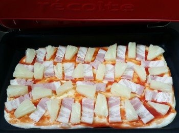 step5: 抹上蕃茄醬，放上菠蘿、煙肉